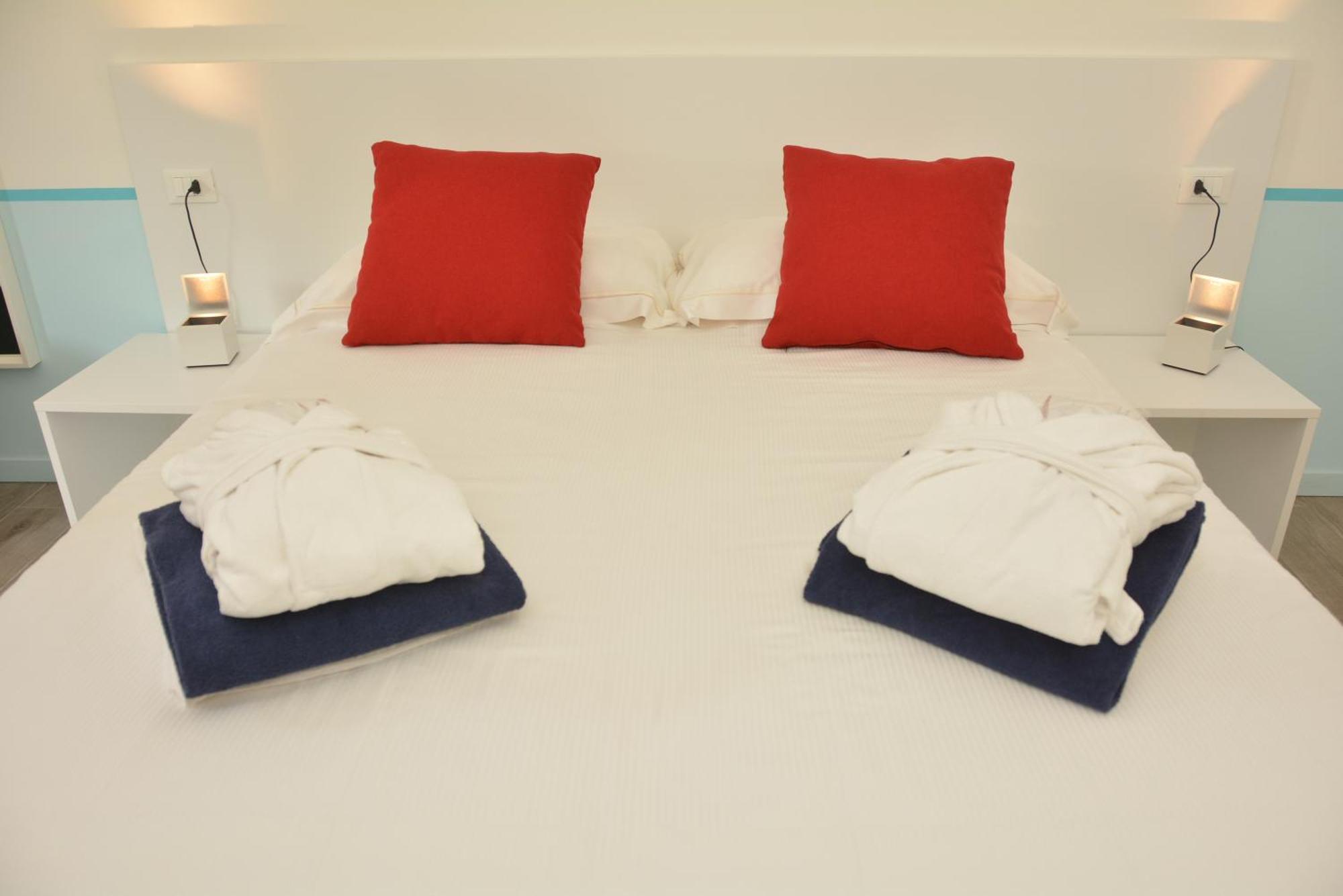 Golfo Del Sole Hotel & Holiday Resort Фоллоника Экстерьер фото